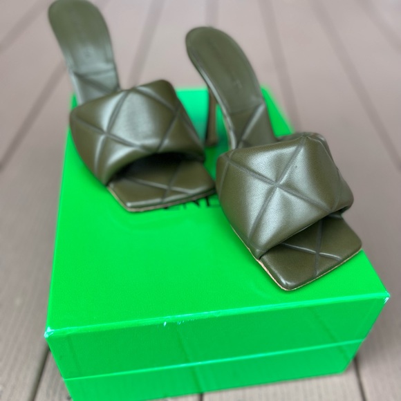 BOTTEGA VENETA RUBBER LIDO SANDAL
QUILTED EMBOSSED LAGOON NAPPA mule heels - Picture 3 of 7